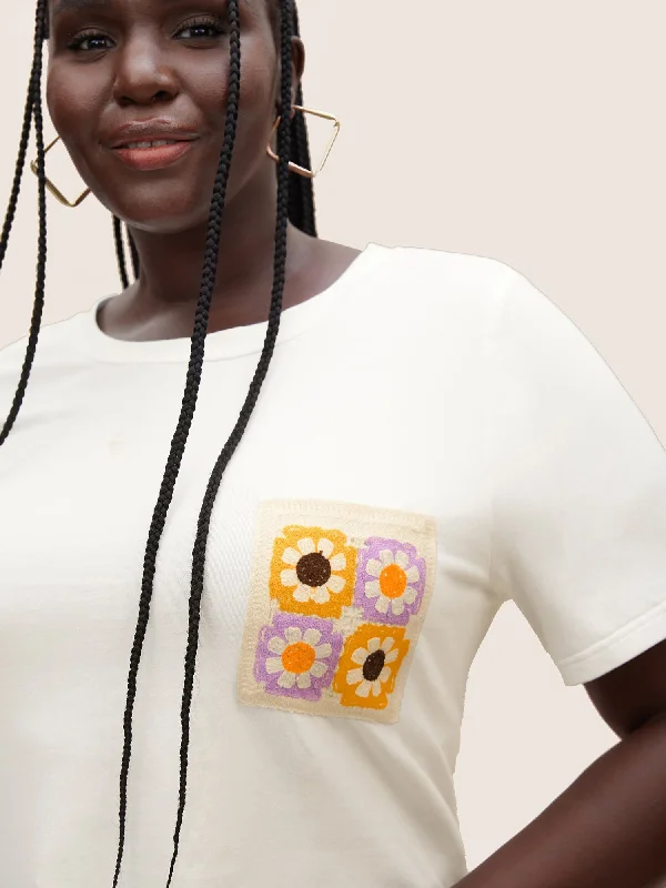 round-neck-crochet-floral-patch-pocket-t-shirt